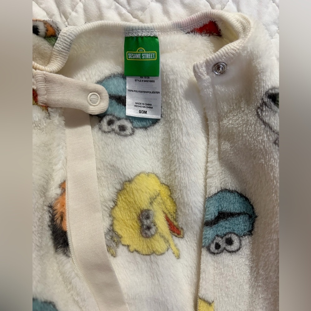Sesame Street Fleece Baby Footie Sleeper w/ Covered Mittens size 0-3 Months NWOT - Picture 8 of 15